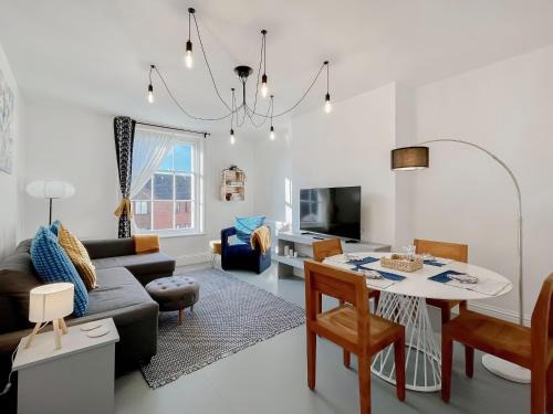 Gloucester Apartment | Apartment Three - Uk48495
