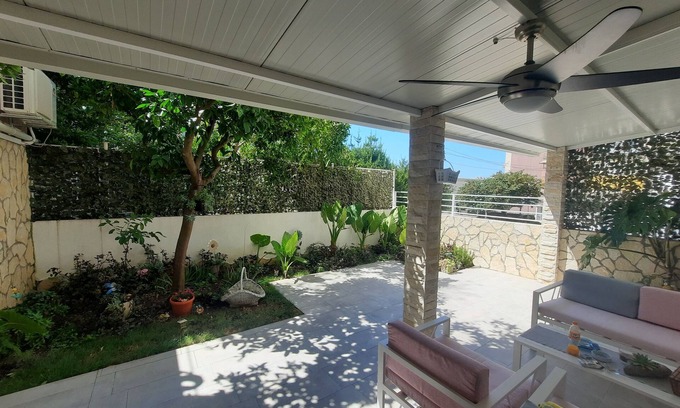Znjan Apartment | Apartment Tiki - with a large, fenced garden