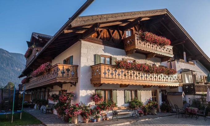 Obergrainau Apartment | Apartment Waxenstein with Balcony, Mountain View & Wi-Fi