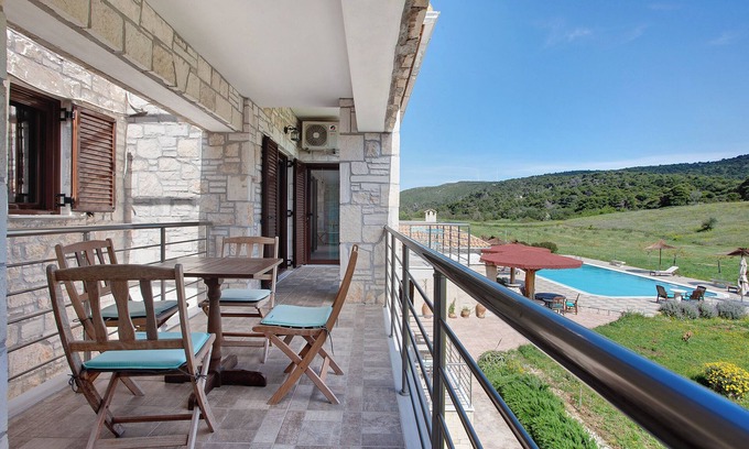 Maries Apartment | Apartment 'Wild Fig Retreat Sirocco' with Shared Pool, Wi-Fi and Air Conditioning