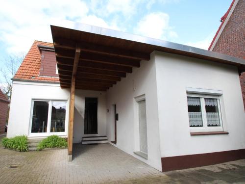 Uttel Apartment | Apartment with a high chair and bed