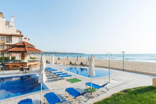 Obzor Apartment | Apartment with a large terrace and direct access to the sea