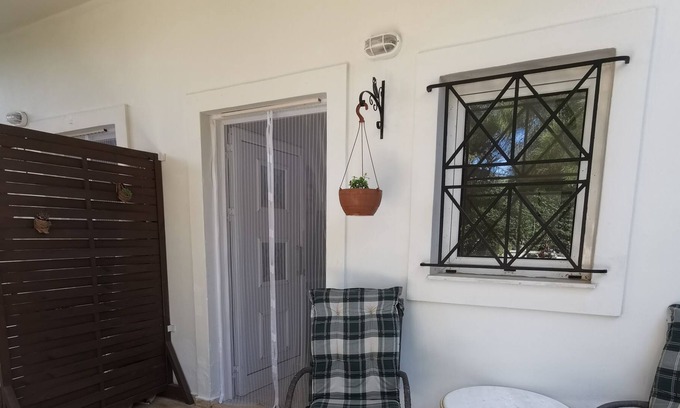 Anissaras Apartment | Apartment with garden by the sea