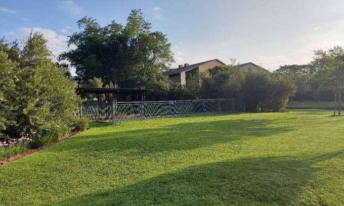 Greater Johannesburg Metropolitan Area Apartment | Apartment with Lush green garden and a Pool
