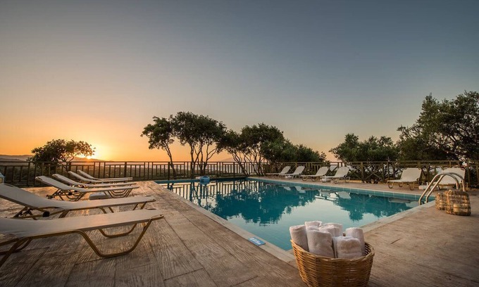 Planos Apartment | Apartment with pool and Breakfast included