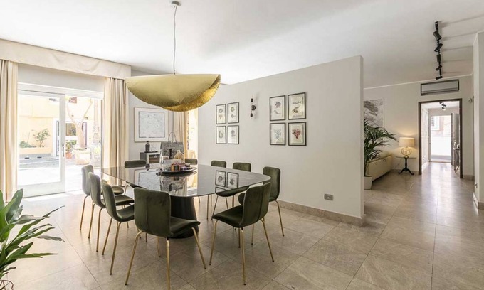 Rione III Colonna Apartment | Apartment with rooftop balcony in Central Rome