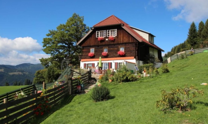 Auen Apartment | Apartments for people and dogs high on the mountain with their own swimming pond.