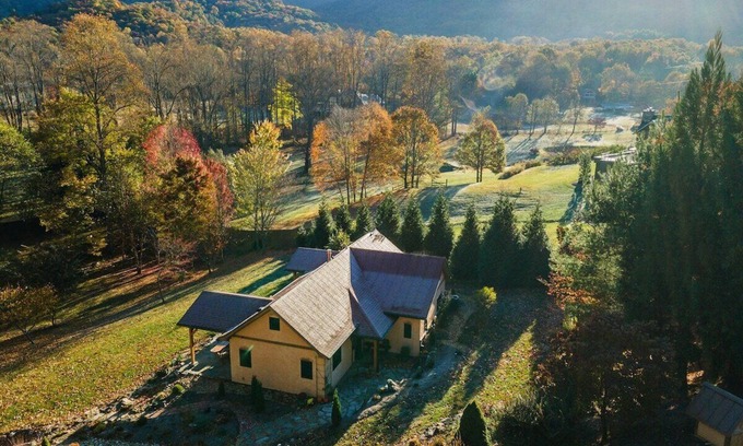Black Mountain House | Apeldoorn House - 25 min to downtown Asheville