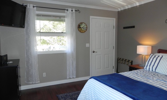 Bayfield Apartment | Apostle Is.'s gateway/next scenic marinas/fireplace/jacuzzi/corner w 4 windows