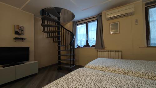 Albate Apartment | Appartamento Aleph with private parking, next train station