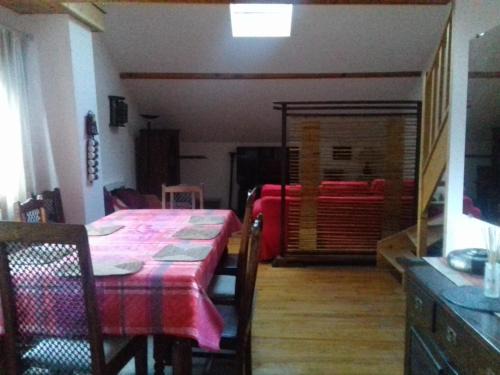 Saint-Pierre-de-Chartreuse Apartment | Appartement en loft 50m2 dans maison avec chambre en mezzanine et canapes lits dans salon