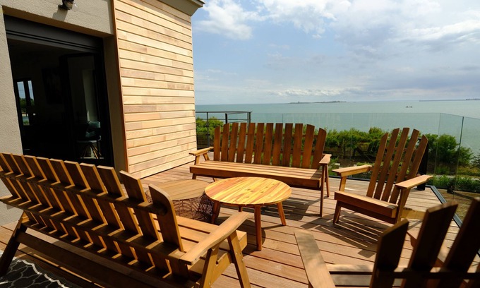 Reville Apartment | Appartement Avec Terrasse Front de Mer, vue Imprenable sur Tatihou