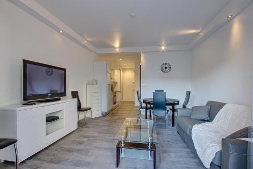 Juan-les-Pins Apartment | Appartement T2 bord de mer climatisé