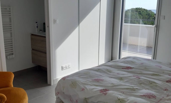 Meze Apartment | Appartement + Terrasse de 140m² vue Étang de Thau; 15mn des Thermes de Balaruc