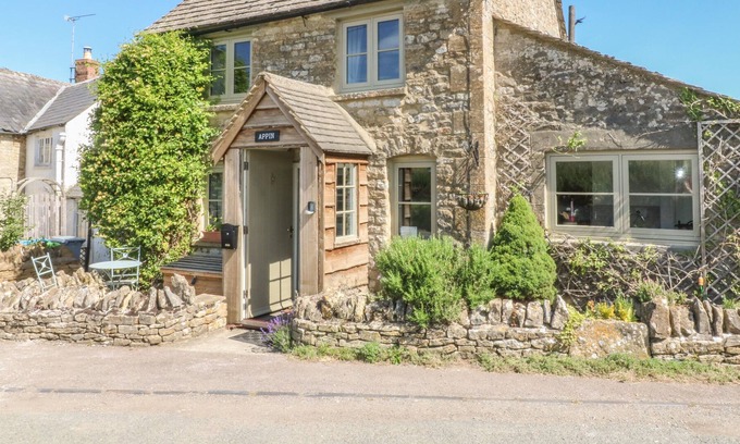 Chipping Norton Cottage | APPIN COTTAGE, pet friendly, character holiday cottage in Burford