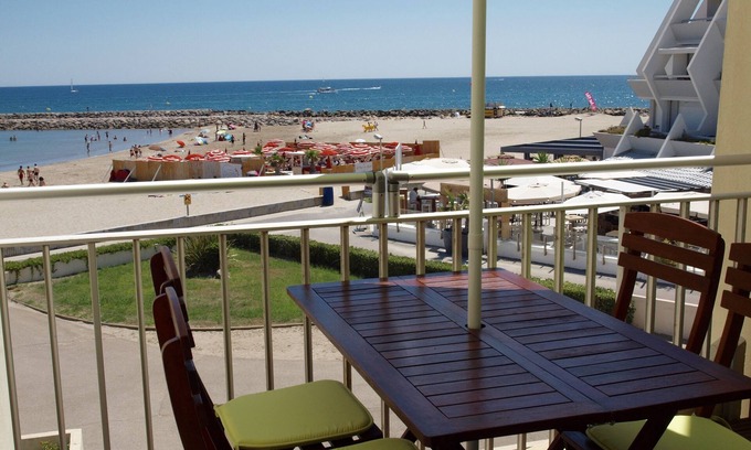 Palavas-les-Flots Apartment | Apt. T2 + cabin for 2 adults + 2 children, direct on the beach