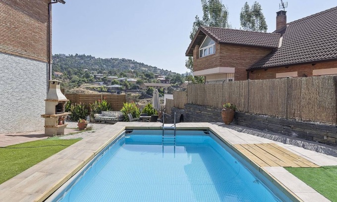 Robledo de Chavela Villa | Apt with Swimming Pool in the Sierra de Madrid