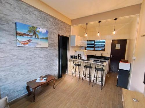 Centro Apartment | Apto 4 min apenas da Praia da Enseada e da Balsa com acesso à Prainha Branca, Excelente localização no Centro de Bertioga, vaga de garagem, área de churrasqueira, ar condicionado, secador de cabelo, wifi e Netflix, também ao lado do Rio para pescar