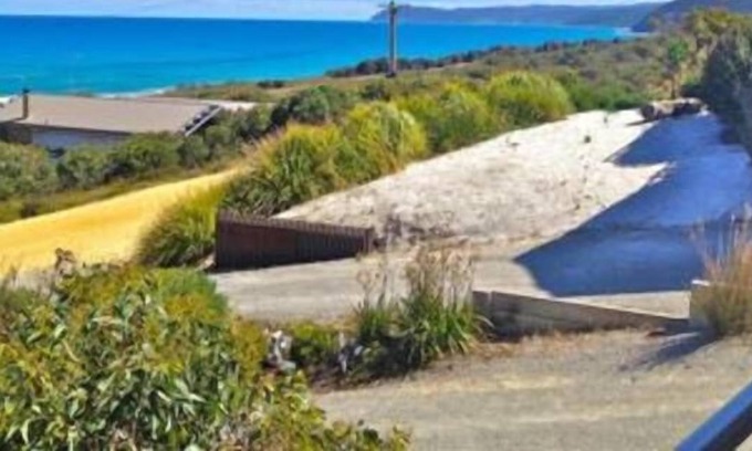 Moggs Creek House | Aqua Beach House Great Ocean Road. Spectacular views. Pet friendly.