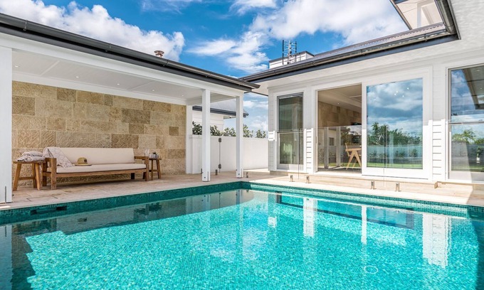 Pottsville House | Aquarium House - with direct beach access & pool