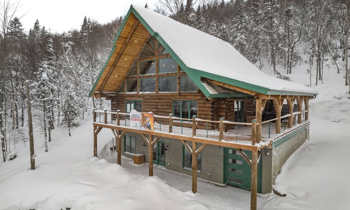 Saint-Philemon Ski Chalet | Arborum North Forest | Logs, spa, ski, pool table and slope views