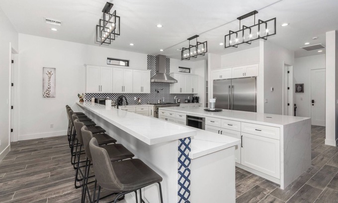 Camelback East House | Arcadia/Biltmore 2023 Build - Heated Pool - 4 bedroom 4.5 bath - PRIME LOCATION