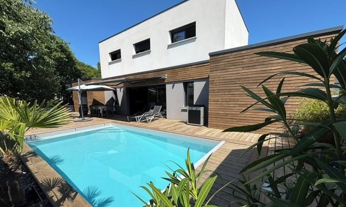 Bordeaux-Lac House | Architect-designed house with heated pool and garden, quiet setting,