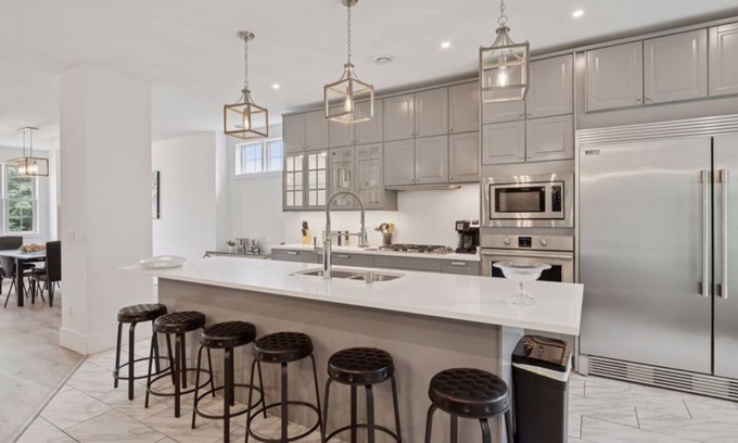 Wayzata House | Architecturally designed 4 bedroom home walking distance to downtown Wayzata