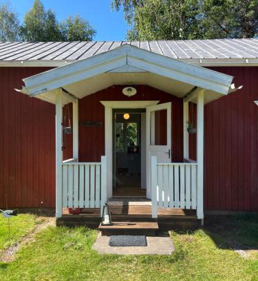 Jorn House | Arctic Hearts - Kleines Schwedenhaus im Wald am See