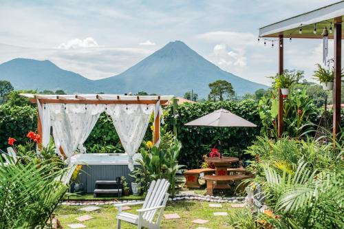 La Fortuna Ski Chalet | Arenal Tiny Houses - STAR