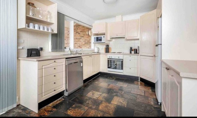 Reid Apartment | Argyle Square · Walk to City Centre / WiFi / Sleeps 10
