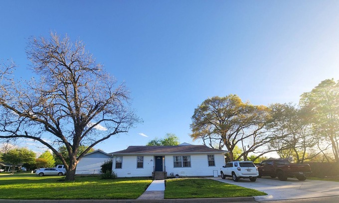 South Arlington House | ARLINGTON HOUSE NEAR THE STADIUM!