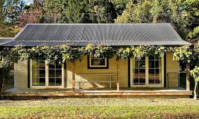 Arrow Junction Cottage | Arrow Junction Cottage near Arrowtown, super close to bike and hiking trails