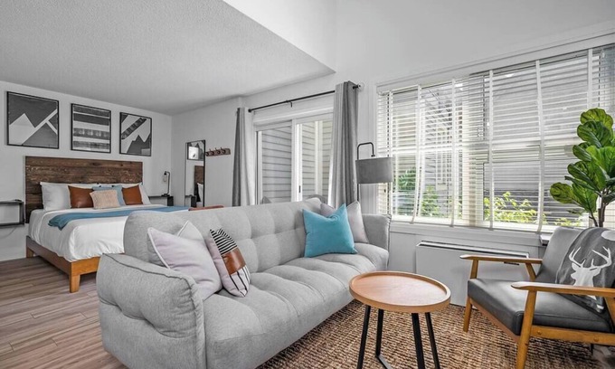 Craigleith Apartment | Arrowhead Retreat - Shuttle to Blue, Pool, Hot Tub