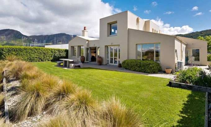 Arrowtown Villa | Arrowtown Hills · Arrowtown holiday home- Views, hot tub, sun