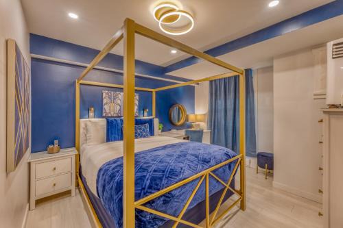 East Side House | Art Deco Broadway Queen Room