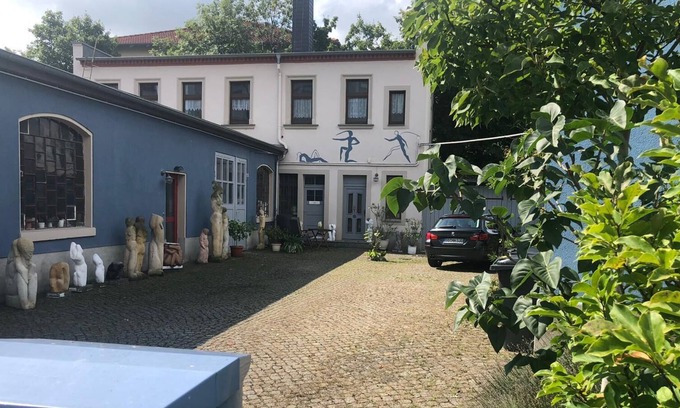 Mickten Apartment | Art oasis at the blue house with a separate entrance