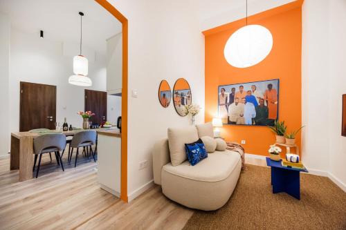 Belso-Ferencvaros Apartment | Artful 3BR Home by Danube River & Market Hall