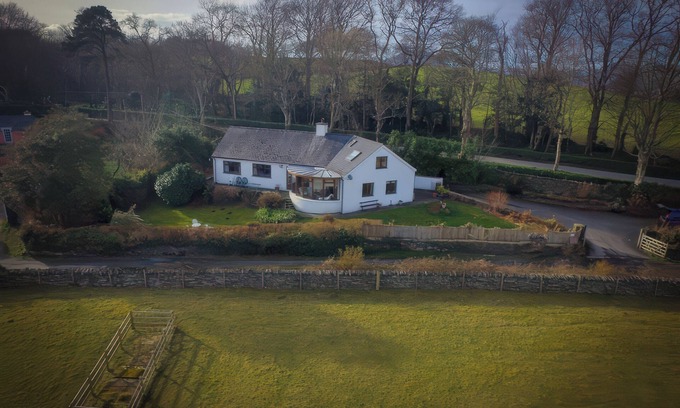 Penrhyndeudraeth Cottage | ARTIST'S COTTAGE, pet friendly, with a garden in Penrhyndeudraeth