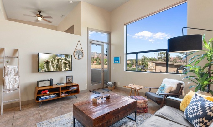 West Sedona Apartment | Artsy Loft. Big Views. Next to Starbucks, Organic Pizza & Groceries.