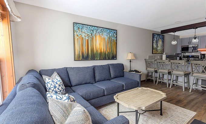 Snowshoe Condo | AS 226 - Luxe Village Haven – Hike, Breathe, Relax. Heated pool & jacuzzi.