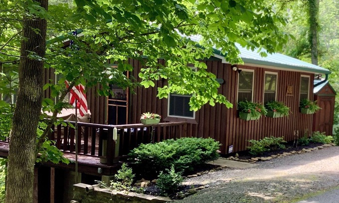 Russell Springs House | As close to the Lake as you can get! Lake Cumberland Marina/Alligator Dock 2