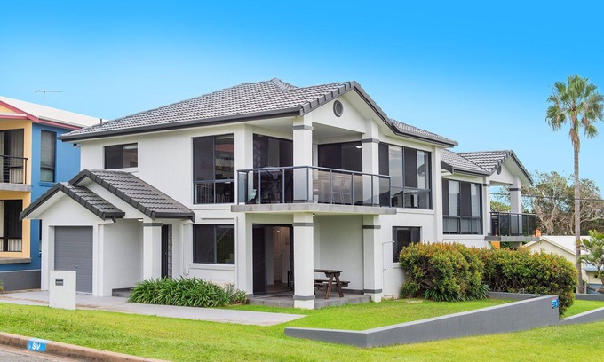 Crescent Head House | AS NEW SPARKLING 3 BEDROOM TOWNHOUSES ON THE GOLF COURSE