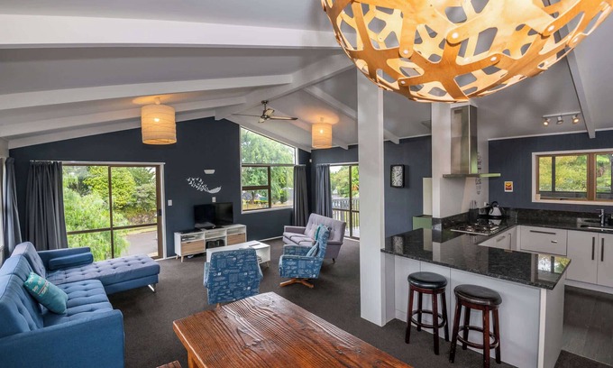 Lynmore House | As You Do | Walk to the Redwoods with Spa Pool
