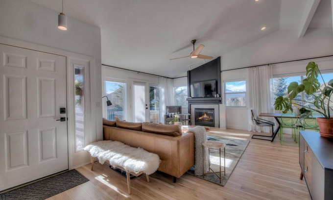 Corinthian Hills House | Aspen Forest Leaf Retreat w/Hot Tub - 3/3 Designer Home Minutes to Ski & Hikes!