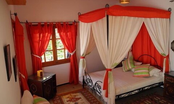 Asilah House | Assilah: Guest room and large living room in a house