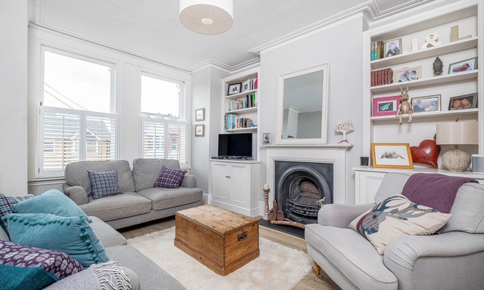 Mortlake Apartment | At Home in South West London