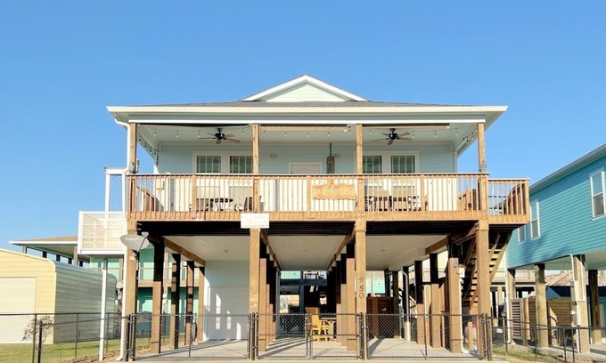 Crystal Beach House | AT LONG LAST - 3 bedroom, close to beach, fenced yard, cargo lift!