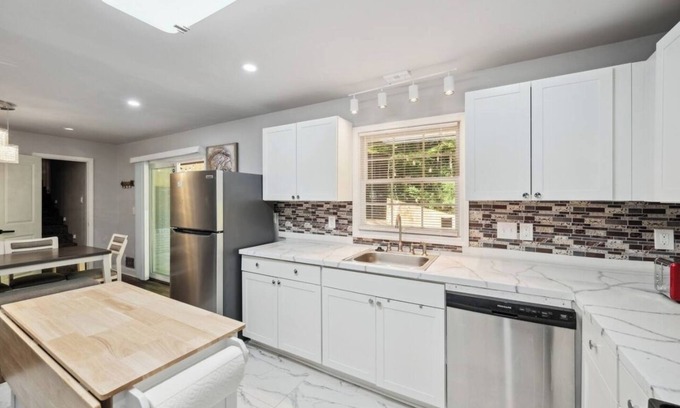 East Point House | ATL Vibrant Vista! 5 mins from the Airport. 8 Guest Stay. Outdoor Entertainment.