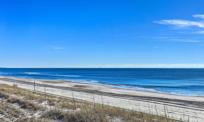 Atlantic Beach Cottage | Atlantic Beach Home w/Decks & Fire Pit